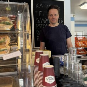 Kauppias Tarmo Seila Pyheen kaupan kahviossa syyskuussa 2025.